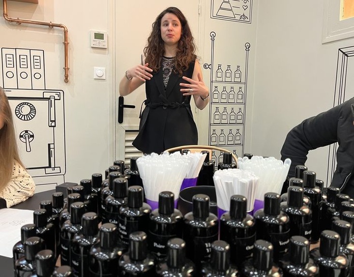 Marie en train de présenter la "pyramide olfactive" (© PB) Marie en train de présenter la "pyramide olfactive" (© PB)