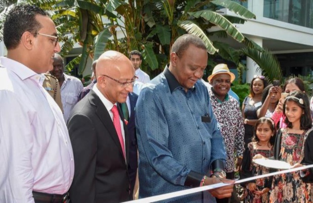 Uhuru Kenyatta, le président du Kenya, accompagné du ministre du tourisme, Najib Balala et de Alnoor Kanji, directeur du English Point Marina, lors de l’inauguration officielle de la 1ère marina et du 1er port d’attache de yachts de luxe du Kenya - DR : Kenya Tourism Board