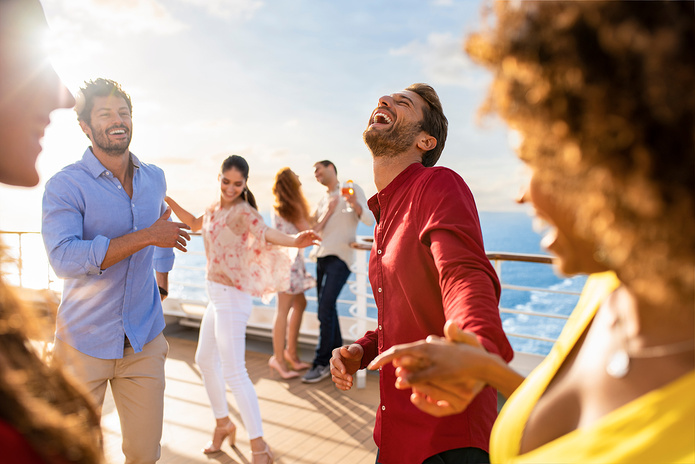 © Costa Croisières - Groupe d’amis sur un pont