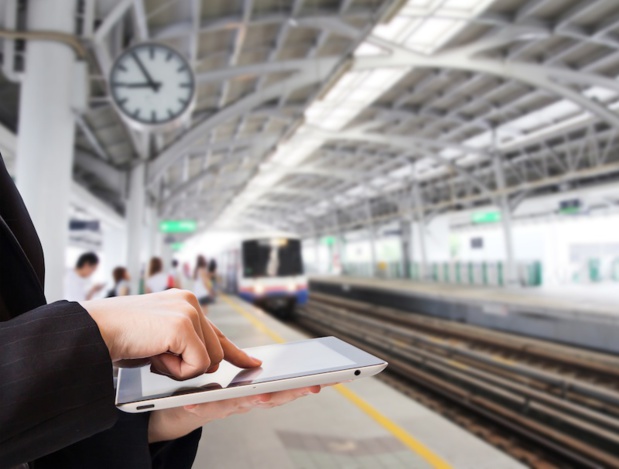 Les voyageurs connectés devront patienter un an avant d'utiliser internet en WiFi dans les TGV © Fotolia : Myimagine