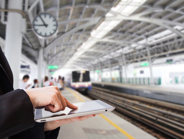 Les voyageurs connectés devront patienter un an avant d'utiliser internet en WiFi dans les TGV © Fotolia : Myimagine Les voyageurs connectés devront patienter un an avant d'utiliser internet en WiFi dans les TGV © Fotolia : Myimagine