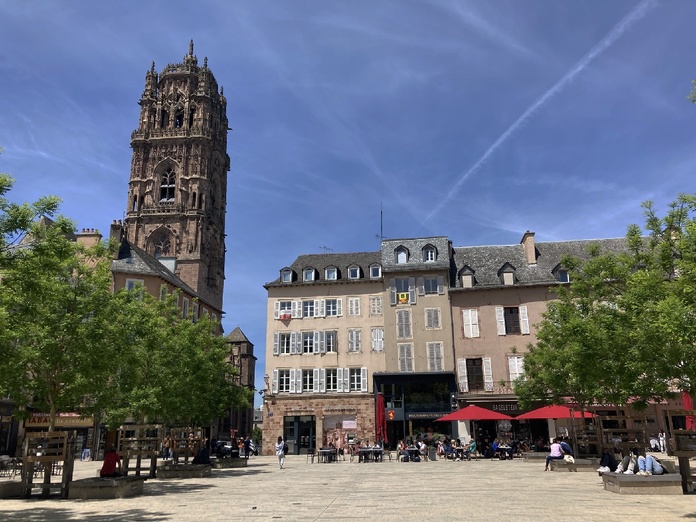 Autour de sa cathédrale Notre-Dame, totem de grès rose élégant, la cité se pare de placettes et de ruelles bordées de maisons médiévales et d’hôtels particuliers du 15ème au 18ème s. - Photo JFR Autour de sa cathédrale Notre-Dame, totem de grès rose élégant, la cité se pare de placettes et de ruelles bordées de maisons médiévales et d’hôtels particuliers du 15ème au 18ème s. - Photo JFR