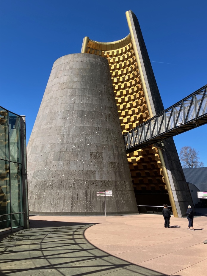 Pour mieux s'inscrire dans le paysage, le parc Vulcania est partiellement enterré. (c)T.Beaurepère