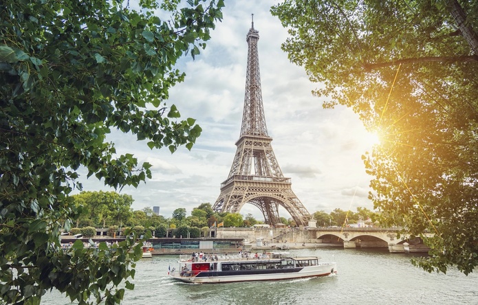 Batobus a lancé son premier bateau hybride sur la Seine - Depositphotos @rclassenlayouts