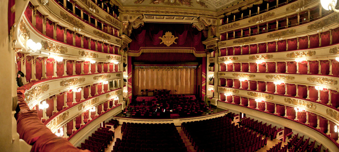 La salle du prestigieux Teatro alla Scala de Milan - DepositPhotos.com, wulfman65