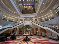 Un escalier somptueux qui signe le style luxueux mais discret du bateau (@PB)