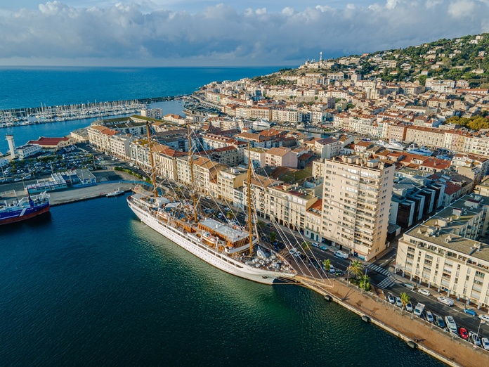 Le port a d’ores et déjà amorcé un projet d’électrification des quais sur les deux quais dédiés aux croisières, avec une mise en service attendue d’ici 2027 @Club des Croisières - Sète Le port a d’ores et déjà amorcé un projet d’électrification des quais sur les deux quais dédiés aux croisières, avec une mise en service attendue d’ici 2027 @Club des Croisières - Sète