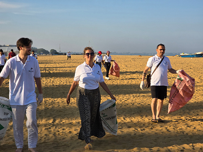 L'équipe en voyage de reconnaissance au Sri Lanka & sur un nettoyage de place © Shanti Travel L'équipe en voyage de reconnaissance au Sri Lanka & sur un nettoyage de place © Shanti Travel