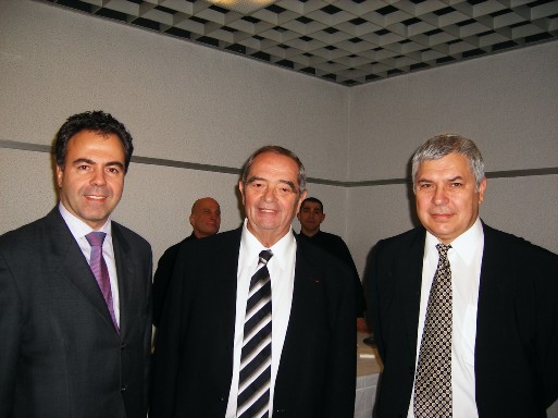 De gauche à droite : Luc Chatel Secrétaire d'Etat à la Consommation et au Tourisme, Georges Colson Président du SNAV et J.M. Rozé Secrétaire Général du SNAV De gauche à droite : Luc Chatel Secrétaire d'Etat à la Consommation et au Tourisme, Georges Colson Président du SNAV et J.M. Rozé Secrétaire Général du SNAV
