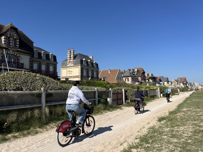 Balade à vélo au bord de la mer à Ouistreham (© PB)