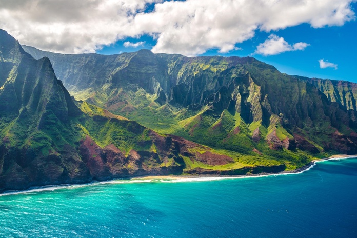 Face au changement climatique, Hawaii va augmenter la taxe hôtelière.@depositphotos/ademyan