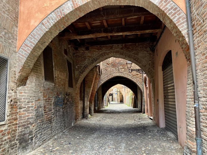 La rue des voûtes est la plus photogénique des rues médiévales de Ferrare - Photo : Paula Boyer