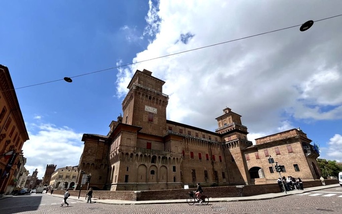 Le château-forteresse est le monument le plus imposant de Ferrare - Photo : Paula Boyer Le château-forteresse est le monument le plus imposant de Ferrare - Photo : Paula Boyer