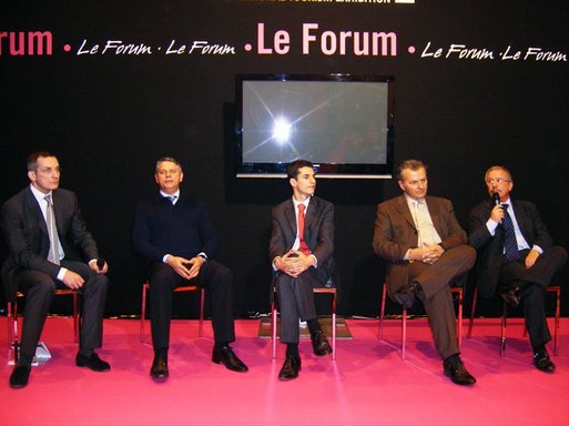 De gauche à droite N. Baudy pdt de l'agence en ligne « Tous en France », H. Decaux directeur du CRT Limousin, F. Dargnies, fondateur de l'entreprise « 4 Roues sous 1 Parapluie », T. Schidler (Pdt SNET) et C. Orofino (DG Visit France)