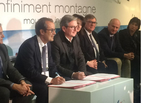 Christian Mantei (Atout France) et Xavier Dullin (Cluster Montagne) ont signé leur convention de partenariat à l'occasion du salon grand Ski - Photo : Atout France