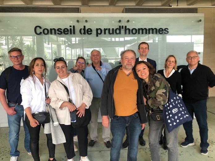 Les anciens cadres de TUI France devant le conseil des prud’hommes de Nanterre - Photo Lazare Razkallah Les anciens cadres de TUI France devant le conseil des prud’hommes de Nanterre - Photo Lazare Razkallah