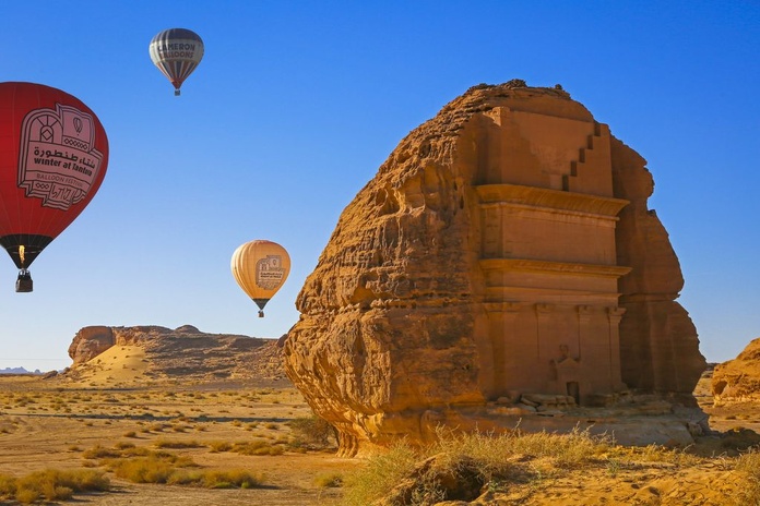 Rien de tel qu'un vol en montgolfière pour admirer les rochers en grès rouge clair qui se sont formés il y a quelque 500 millions d'années (©Commission Royale pour AlUla)