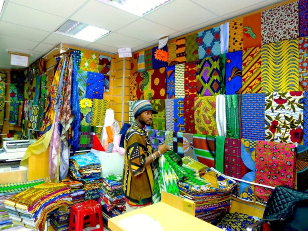 Boutique de Wax à La Goutte d'Or ; Balades urbaines Petit Mali et Fashion Mix.