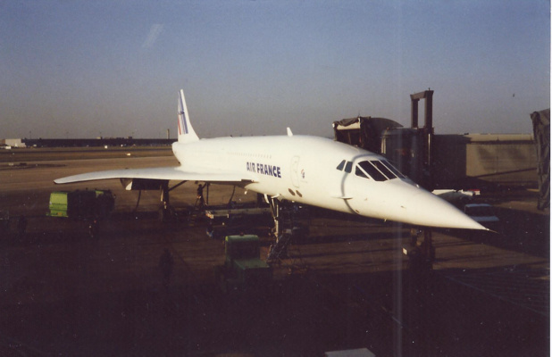 Roissy CDG le 21 février 1987. Concorde  attend ses passagers pour son premier tour du monde. Photo MS.
