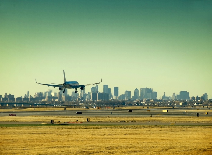 Trump, disquettes et radars HS : la sécurité aérienne à bout de souffle. Un avion à l’atterrissage à New-York. Photo : Manuel Hurtado Depositphotos