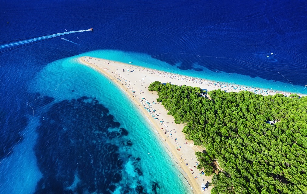 Plage de Zlatni Rat - Photo : Depositphotos.com @biletskiy_e
