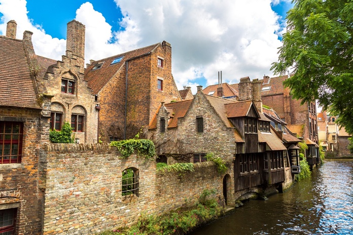 La ville de Bruges demande aux touristes d'arrêter de voler ses pavés. @depositphotos/bloodua