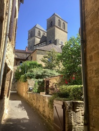 Les deux tours de l'église Saint-Pierre dominent la vieille ville de Gourdon - Photo : J.-P. Combe