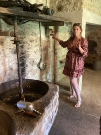 Bérangère, patronne du Moulin des Fumades - Photo : J.-P. Combe Bérangère, patronne du Moulin des Fumades - Photo : J.-P. Combe