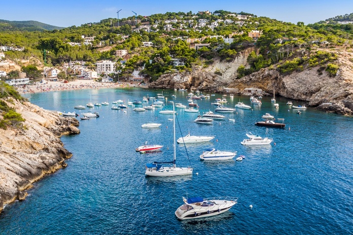 Ibiza limite le nombre de voitures et de caravanes de touristes. @depositphotos/perszing1982