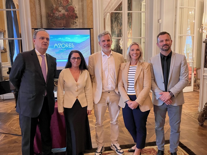 Lionel Rabiet (EDV), entouré par Francisco Ribeiro de Menezes (ambassadeur), Delphine de Castro (Sata), Maria Joao Gouveia (Açores) et Jean-PIerre Pinheiro (office de tourisme du Portugal).(c).T.Beaurepère Lionel Rabiet (EDV), entouré par Francisco Ribeiro de Menezes (ambassadeur), Delphine de Castro (Sata), Maria Joao Gouveia (Açores) et Jean-PIerre Pinheiro (office de tourisme du Portugal).(c).T.Beaurepère