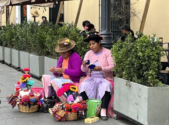 Même dans les quartiers chics de Lima, des paysannes andines viennent vendre leur artisanat à même les rues (© PB) Même dans les quartiers chics de Lima, des paysannes andines viennent vendre leur artisanat à même les rues (© PB)