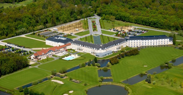 Une unité de lieu au bord d'un golf, au coeur de la forêt de Chantilly, à 35 km de Paris. Photo Dolce.