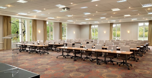 Une salle de conférence high tech ouverte sur la nature. Photo Dolce.