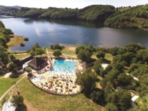 Camping Les Tours Tohapi dans l'Aveyron avec espace aquatique, piscine chauffée et accès direct au lac - Photo Tohapi nps Camping Les Tours Tohapi dans l'Aveyron avec espace aquatique, piscine chauffée et accès direct au lac - Photo Tohapi nps