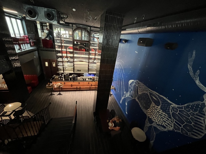 En sous-sol, un bar immense au "Charme", à Paris (13e). (© PB) En sous-sol, un bar immense au "Charme", à Paris (13e). (© PB)