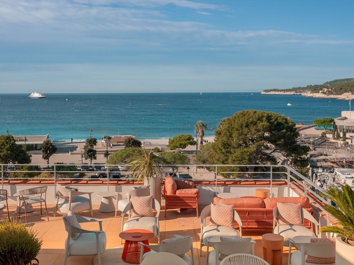 Depuis le rooftop, une vue imprenable sur la Grande bleue - Photo : Nicolas Anetson/Hôtel Liautaud Depuis le rooftop, une vue imprenable sur la Grande bleue - Photo : Nicolas Anetson/Hôtel Liautaud