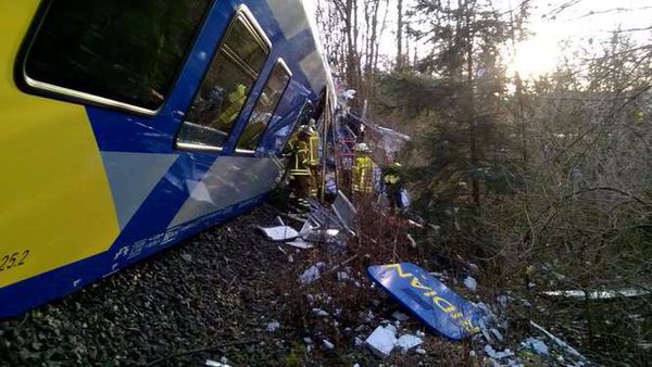 Allemagne : collision entre deux trains en Bavière, au moins 9 morts