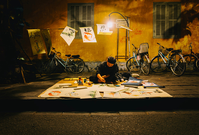 Un artiste calligraphe perpétue un savoir-faire traditionnel - © Easia Travel Un artiste calligraphe perpétue un savoir-faire traditionnel - © Easia Travel