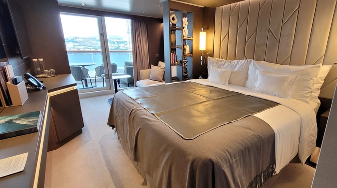 Vue d'une "Ocean Terrace Suite", avec ses baies vitrées et une terrasse privée - Photo : A.B.