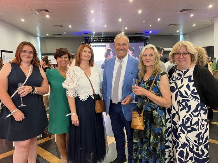 Rémi Sabarros entouré de quelques participantes à la soirée (© PB) Rémi Sabarros entouré de quelques participantes à la soirée (© PB)