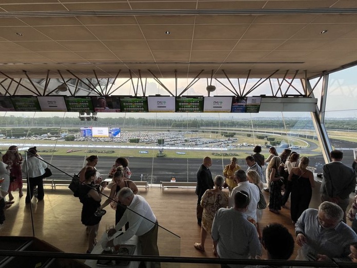 Le cocktail dinatoire était organisé dans les salons de l'hippodrome, avec vue sur la piste où se déroulaient les courses (© PB)