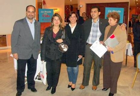 L'équipe cubaine de l'Office de tourisme et la gagnante Karine Goulard