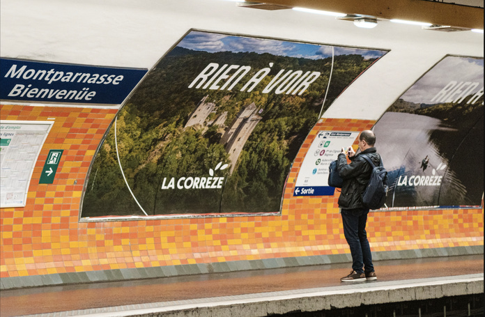 La campagne "Rien à voir" joue la carte de l’ambiguïté avec une accroche intrigante diffusée dans le métro parisien - Photo : Département de la Corrèze, Corrèze Tourisme La campagne "Rien à voir" joue la carte de l’ambiguïté avec une accroche intrigante diffusée dans le métro parisien - Photo : Département de la Corrèze, Corrèze Tourisme