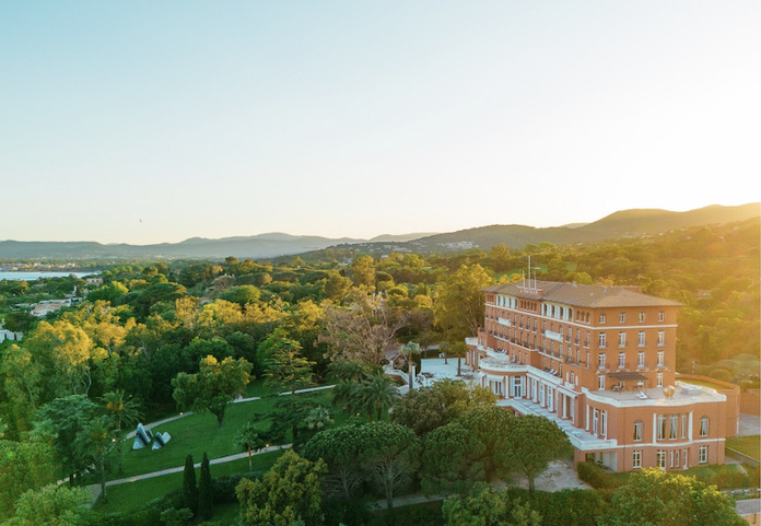 Le domaine du Beauvallon s'étend sur trois hectares, des pins centenaires de la colline provençale aux rives de la baie de Saint-Tropez - Photo : COMOGROUP Le domaine du Beauvallon s'étend sur trois hectares, des pins centenaires de la colline provençale aux rives de la baie de Saint-Tropez - Photo : COMOGROUP