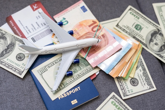 Face aux manifestations, le WTTC défend le rôle économique du tourisme. @depositphotos/sinenkiy