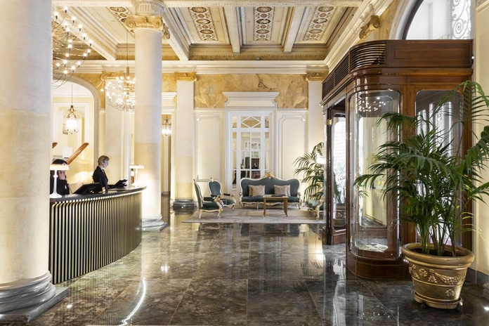 Le lobby du Grand Hôtel et Des Palmes impressionne par ses plafonds décorés et ses quatre colonnes en marbre - Photo : Benedetto Tarantino/Mangia's Le lobby du Grand Hôtel et Des Palmes impressionne par ses plafonds décorés et ses quatre colonnes en marbre - Photo : Benedetto Tarantino/Mangia's