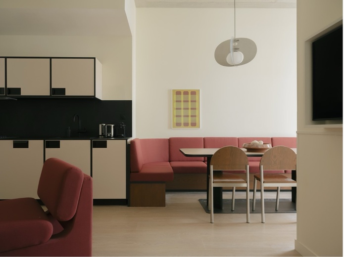 Une décoration intérieure inspirée des années 50 (© Jean-Baptiste Thiriet/Edgar Suites)