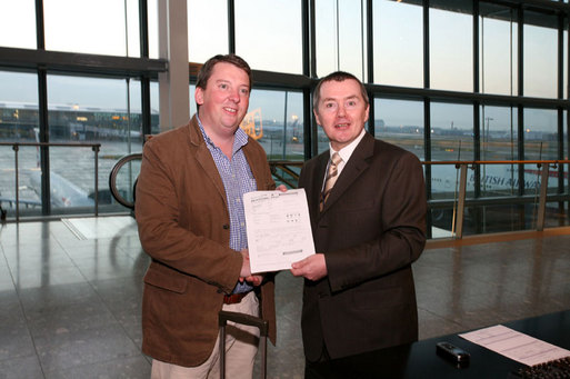 Willie Walsh, directeur général et le premier passager du Terminal 5 Paul Walker Willie Walsh, directeur général et le premier passager du Terminal 5 Paul Walker