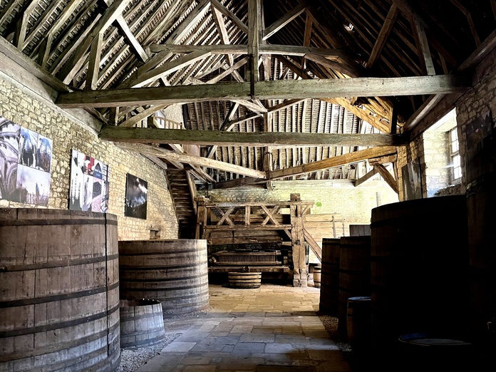 Dans la cuverie du Clos de Vougeot, un pressoir de 1470 (© PB)
