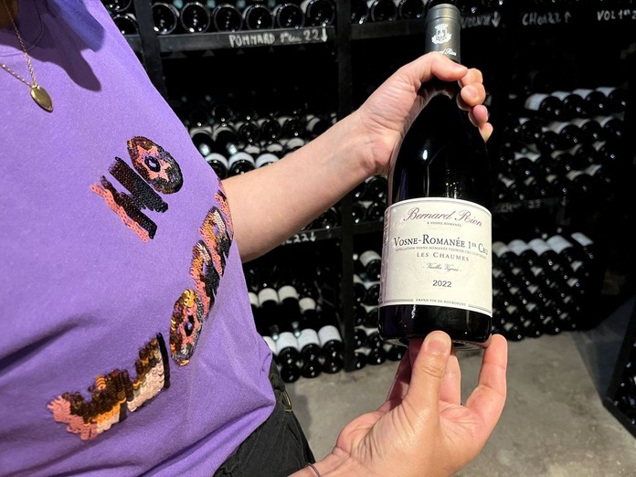 Dégustation et lecture de l'étiquette d'une bouteille au Domaine Rion, à Vosne-Romanée (© PB) Dégustation et lecture de l'étiquette d'une bouteille au Domaine Rion, à Vosne-Romanée (© PB)